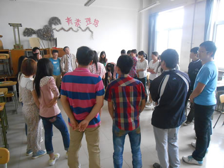 同学们参与到活动当中