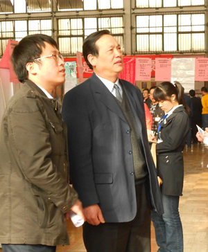 陶功定书记视察招聘会现场